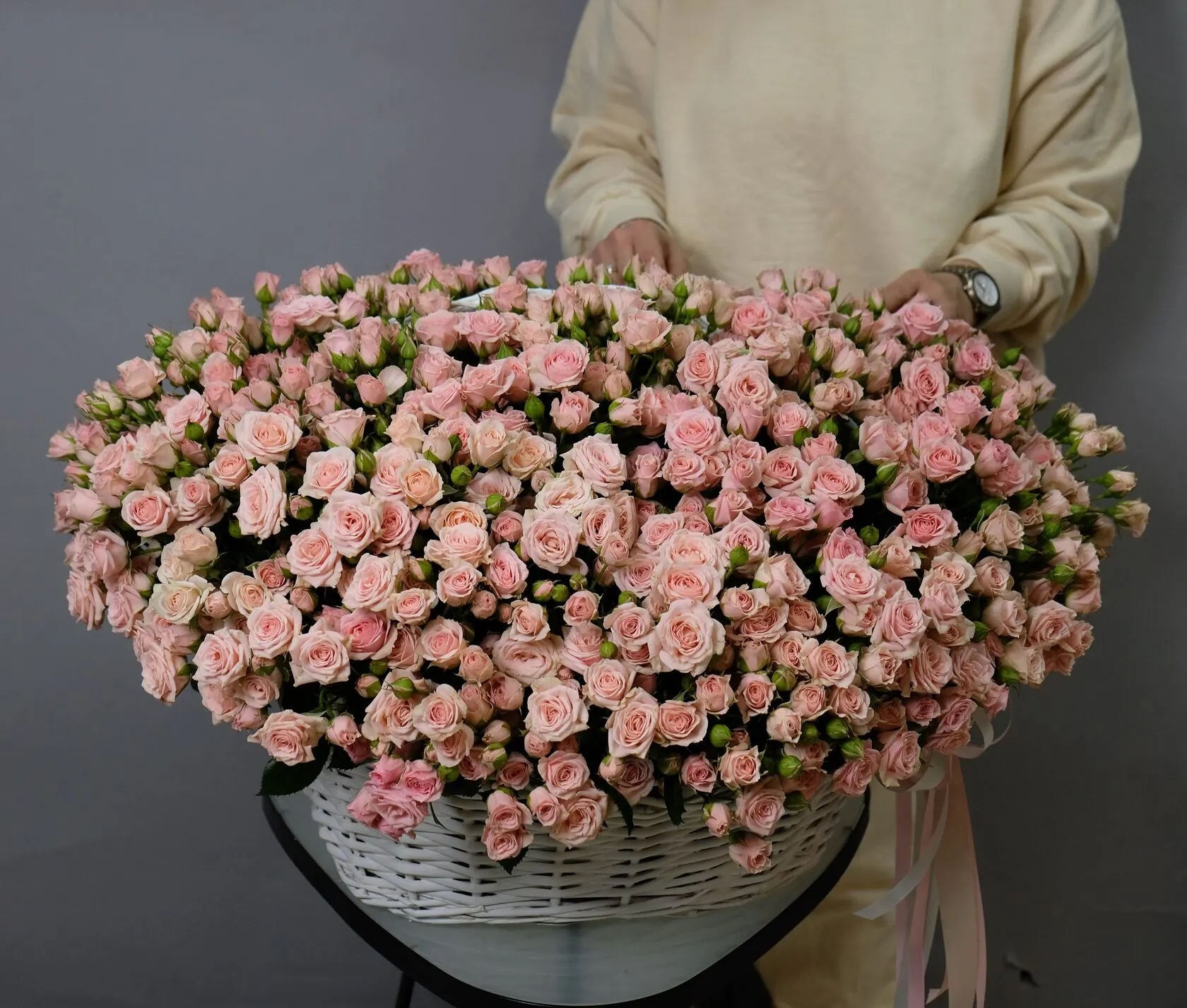Фото букет Композиция из кустовых роз в корзине